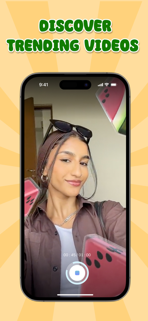 テキスト『Discover Trending Videos』が表示されたスマートフォンでスイカのARフィルターを使用する若い女性