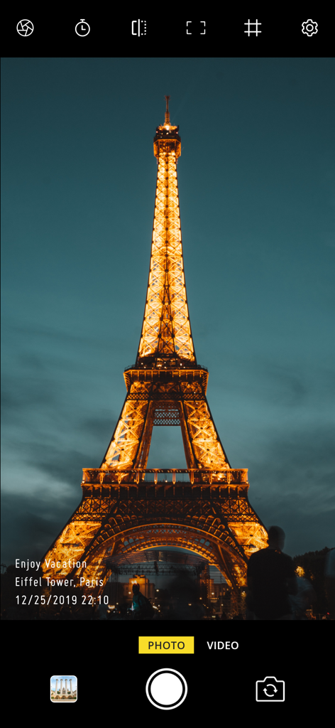 Auto Date Stamper for Photo - Foto nocturna de la Torre Eiffel con sellos automáticos de marca de agua de fecha, hora y ubicación