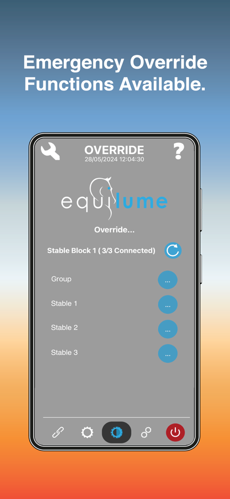 Equilume Stable Light - 複数の馬の厩舎の制御を示すEquilume Stable Lightアプリの緊急オーバーライドインターフェースを表示するスマートフォンの画面
