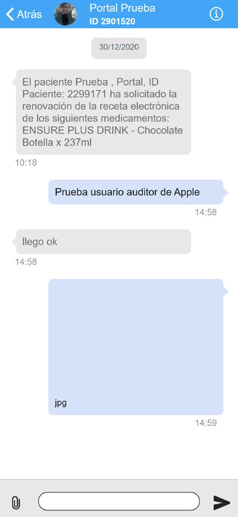 Interfaz de chat médico que muestra solicitudes de renovación de recetas de pacientes y comunicación del personal