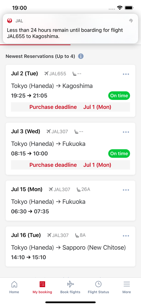 Aplicación móvil de Japan Airlines que muestra una lista de reservas de vuelos y una notificación de recordatorio de embarque.