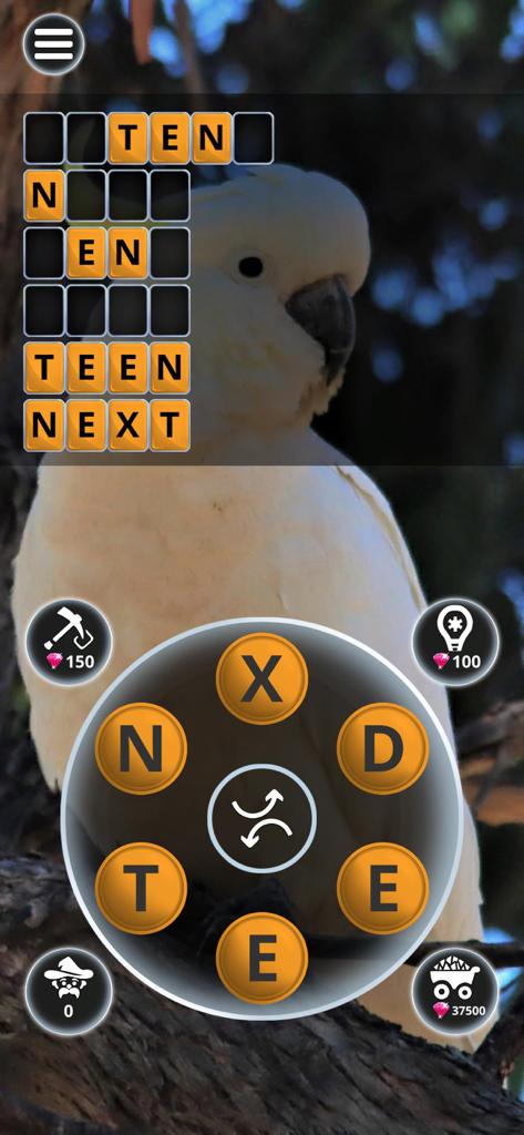 Jugabilidad de puzzle de palabras de Word Animals con fondo de cacatúa y rueda de conectar letras.