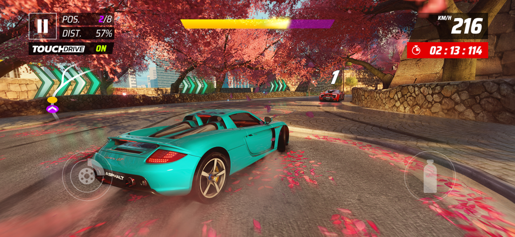 Asphalt Legends - Racing Game - 아스팔트 레전드에서 분홍색 벚꽃으로 둘러싸인 아름다운 트랙을 달리는 청록색 포르쉐 카레라 GT.