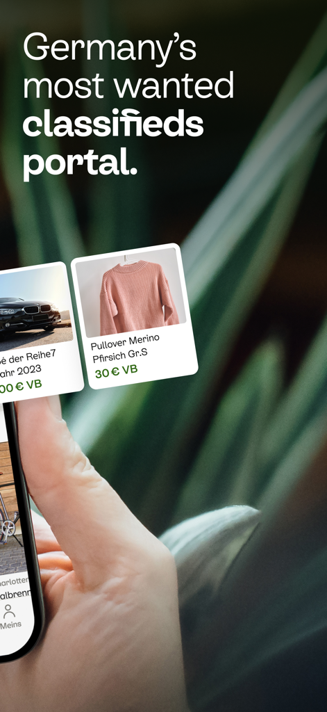 Kleinanzeigen - without eBay - Una mano sosteniendo un teléfono inteligente que muestra la app Kleinanzeigen con tarjetas de productos flotantes y el texto: el portal de anuncios clasificados más buscado de Alemania.