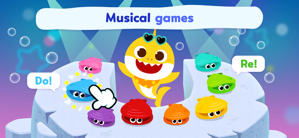 Personaje de Baby Shark en un juego musical interactivo con coloridas almejas cantoras