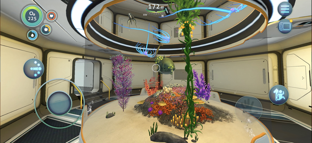 Subnautica - Vista in prima persona dell'interno di una base subacquea in Subnautica per iOS con un acquario alieno e controlli touch per dispositivi mobili