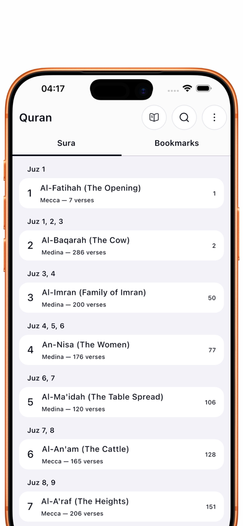 Uma tela de celular mostrando uma lista de Suratas no App do Alcorão, incluindo Al-Fatihah e Al-Baqarah.
