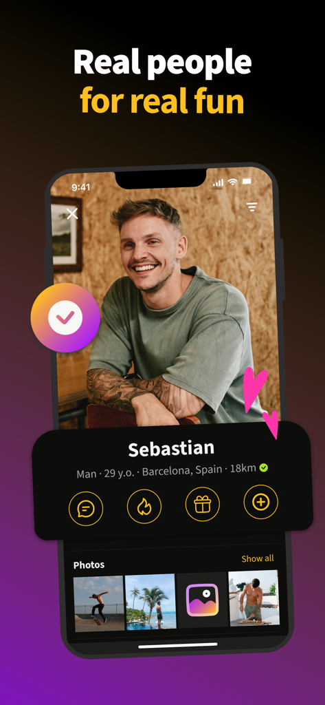 POPCORN: Date, Flirt, Connect - POPCORNデーティングアプリのユーザープロフィール。セバスチャンという名前の笑顔の男性と、インタラクションアイコンが表示されています。
