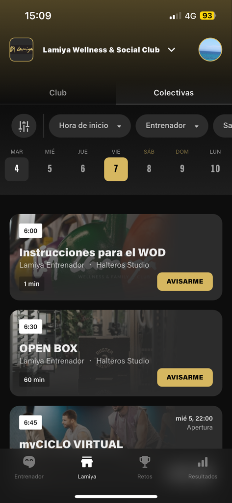 Lamiya 앱 인터페이스에 WOD 지침 및 가상 사이클링 옵션이 포함된 그룹 피트니스 수업 일정이 표시됨