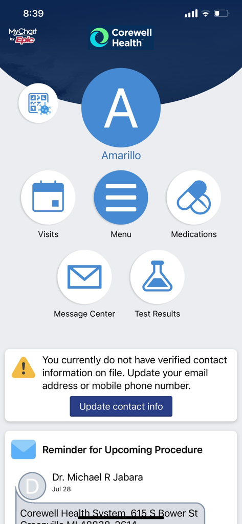 Interface do aplicativo Corewell Health mostrando um painel do paciente com ícones para consultas, medicamentos e resultados de exames
