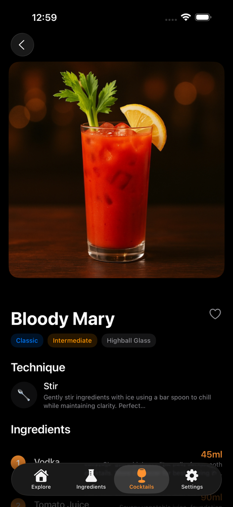 Bildschirm einer mobilen App, der ein Bloody-Mary-Cocktailrezept mit Zubereitungstechnik und Zutaten zeigt