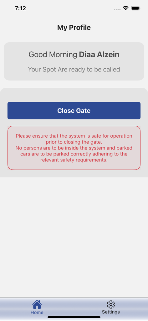 VSpaceParkers - Écran de profil utilisateur dans l'application VSpaceParkers avec un bouton pour fermer la porte et un avertissement de sécurité pour le stationnement automatisé de voiture