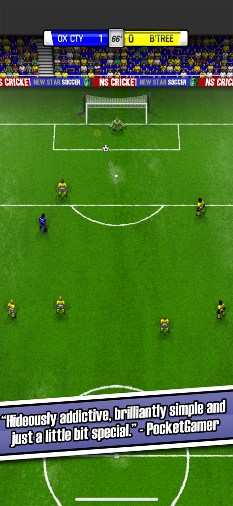 Vista de arriba hacia abajo de un partido de fútbol en New Star Soccer que muestra una oportunidad de gol y una cita de reseña de PocketGamer.