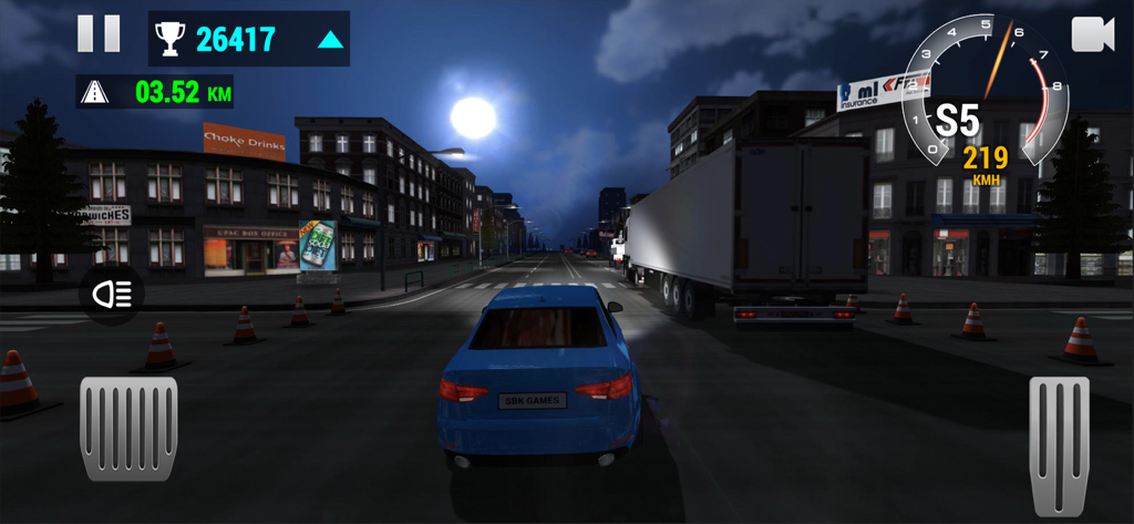 Un'auto blu corre per le strade della città di notte superando un grosso camion in Racing Limits.