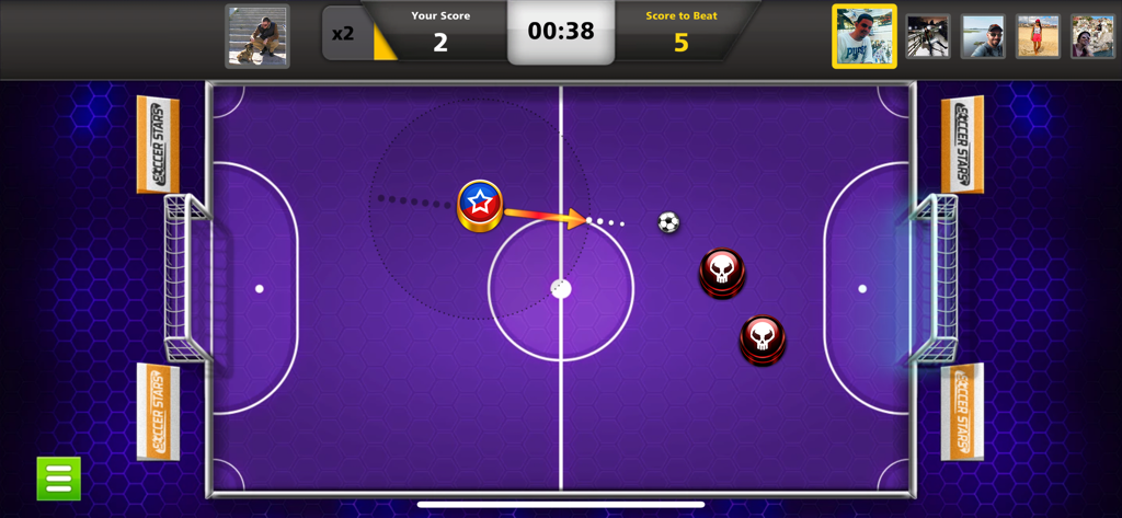 Jugabilidad de futbolín multijugador online en Soccer Stars mostrando a un jugador apuntando un disco a la bola en un campo morado