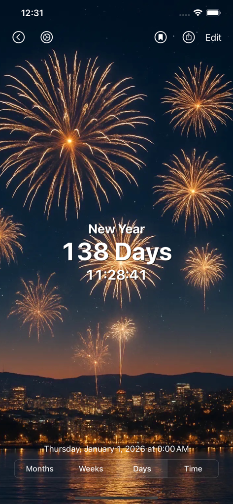 Interfaz de aplicación móvil que muestra una cuenta atrás para Año Nuevo con un fondo festivo de fuegos artificiales sobre el horizonte de una ciudad.