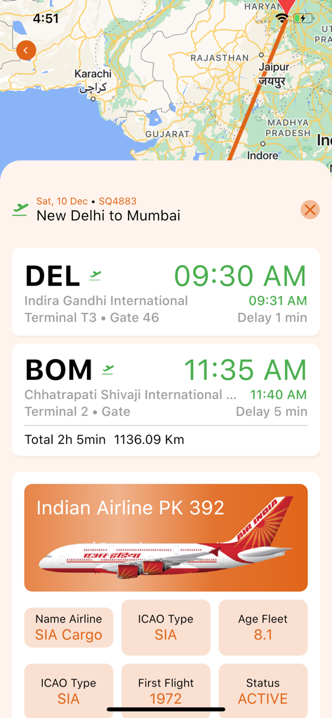 Pantalla de la aplicación de smartphone que muestra detalles de seguimiento de vuelo para una ruta de Nueva Delhi a Mumbai, incluyendo mapa y estado de la aeronave.