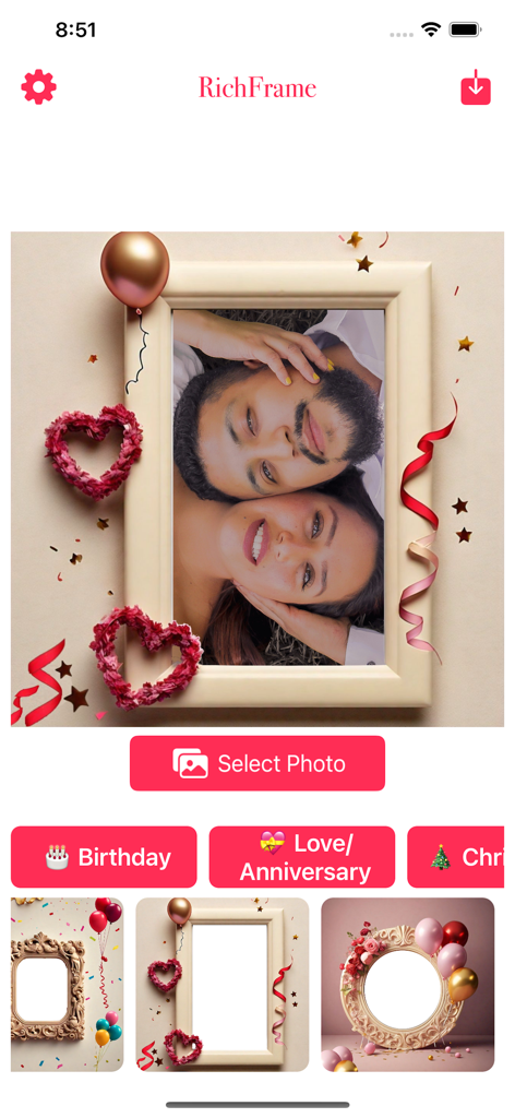 RichFrame Birthday Photo Frame - Interfaz de la aplicación RichFrame mostrando la foto de una pareja dentro de un marco decorativo de aniversario con pegatinas de corazón y globos