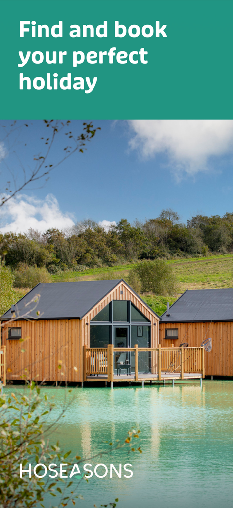 Hoseasons: Book UK Holidays - Interfaz de la aplicación Hoseasons que muestra modernas cabañas de madera junto a un lago en la campiña del Reino Unido.
