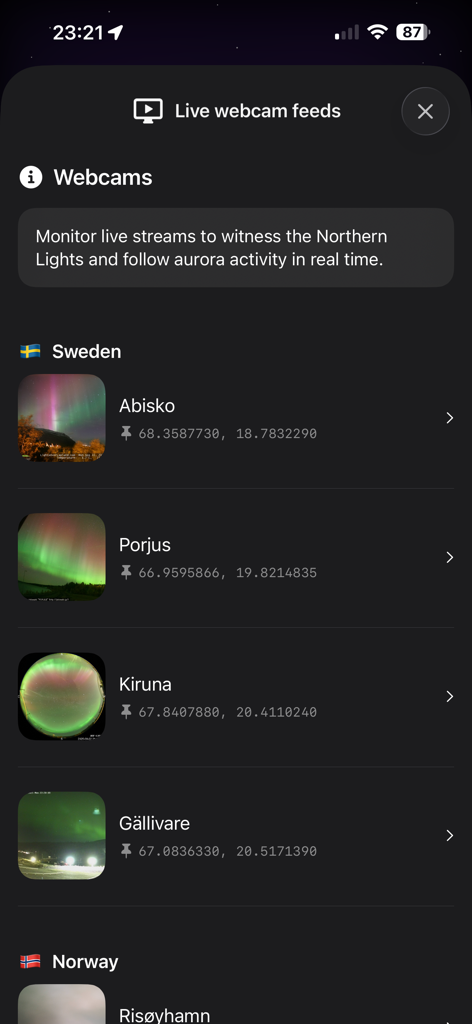 Borealis: Aurora Tracker - Captura de pantalla de la aplicación Borealis que muestra una lista de transmisiones de webcams de auroras en vivo desde varias ubicaciones en Suecia, incluidas Abisko y Kiruna.