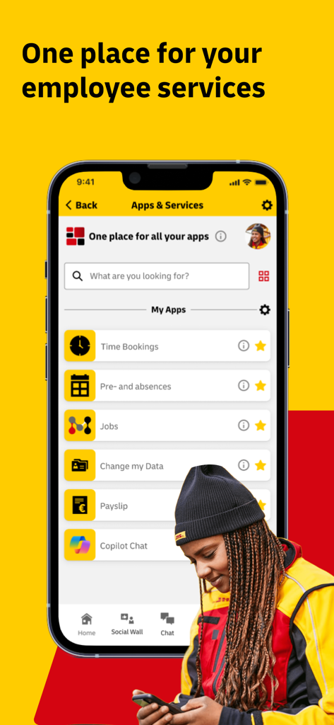 Smart Connect – Go Digital - DHL Smart Connectアプリの画面。給与明細や勤怠管理などの従業員サービスが表示され、制服を着た作業員がモバイルアプリを使用しています。