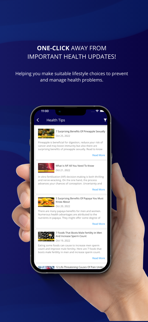 Une personne tenant un smartphone affichant la section des conseils de santé et des articles médicaux de l'application InstaCare
