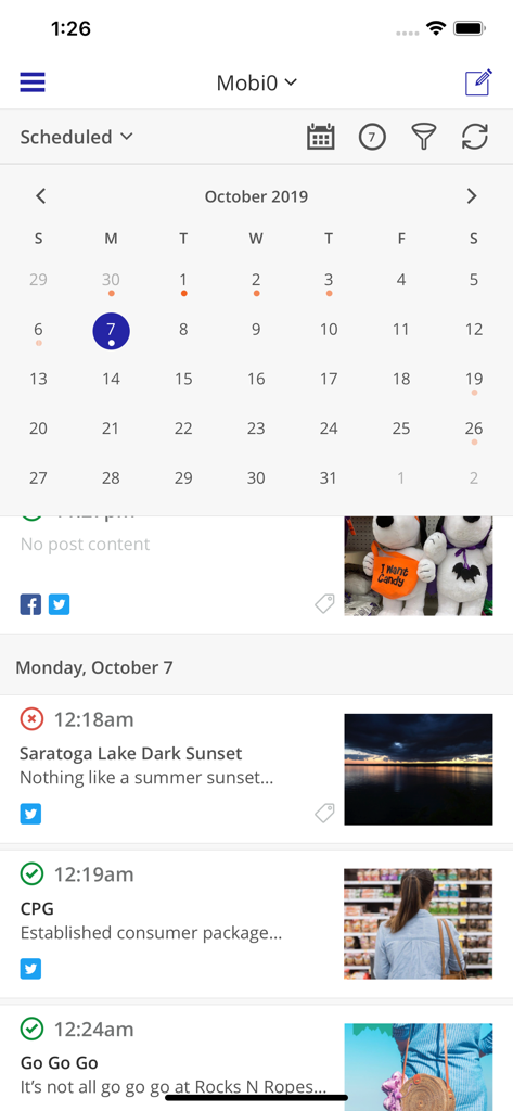 Khoros Marketing - Interface mobile de Khoros Marketing montrant un calendrier de contenu de médias sociaux et les publications planifiées.