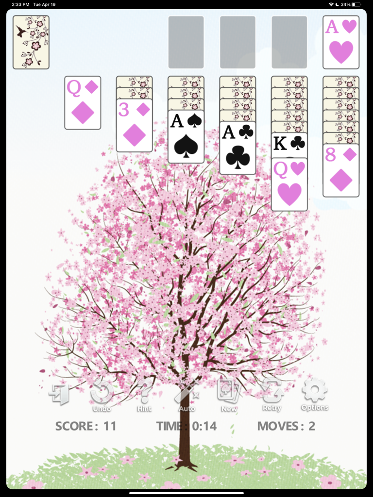 Juego de Solitario Clásico en una tablet con un fondo de árbol de cerezo en flor y diseños de cartas personalizables.