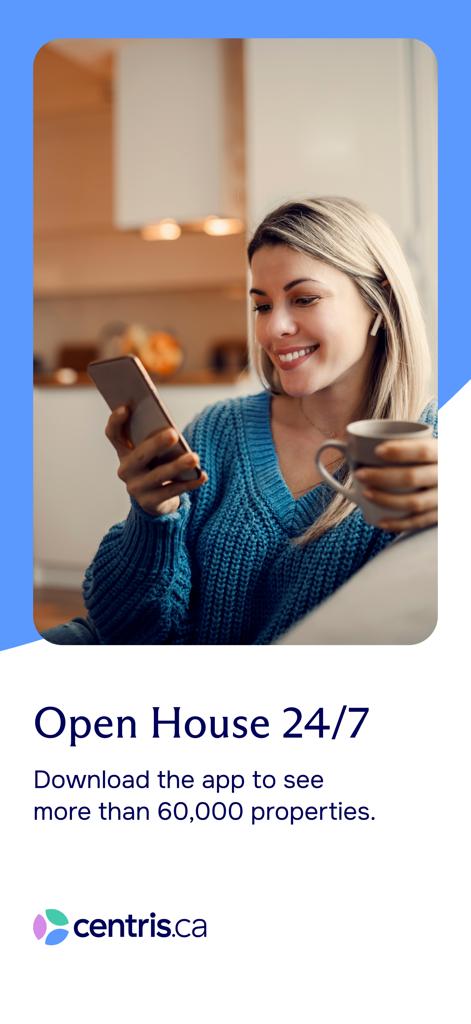 Centris.ca - Real Estate - Una mujer sonriendo mientras usa la aplicación inmobiliaria Centris en su teléfono.