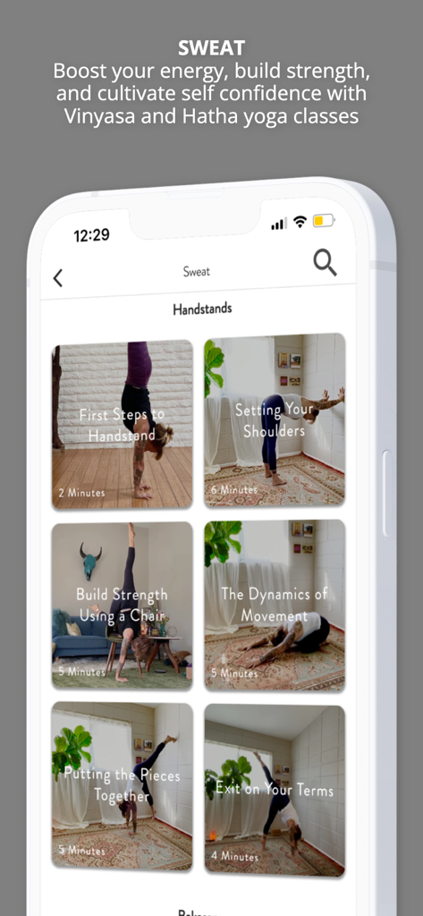 Stretch. Sweat. Align. - 물구나무서기 훈련을 위한 빈야사 및 하타 요가 수업을 보여주는 Stretch. Sweat. Align. 앱의 화면.