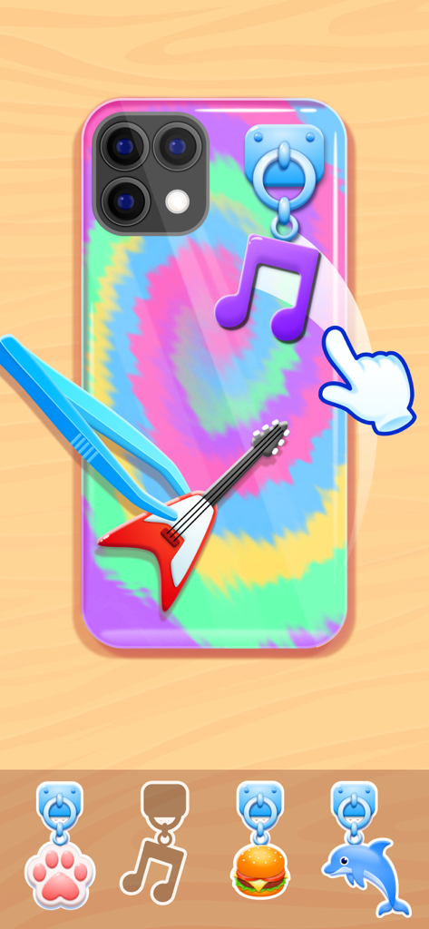 음표 열쇠고리와 기타 스티커로 다채로운 타이다이 폰 케이스를 맞춤 제작하고 있습니다