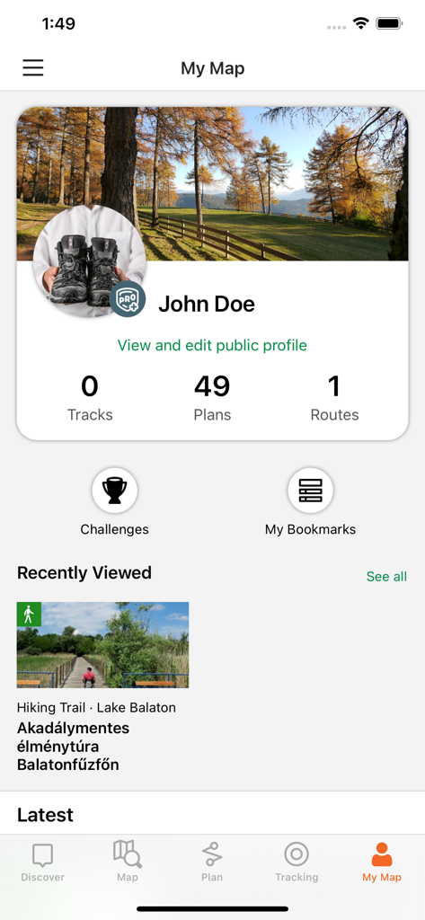 Panel de perfil de usuario en la aplicación de senderismo Termeszetjaro que muestra estadísticas y senderos vistos recientemente.