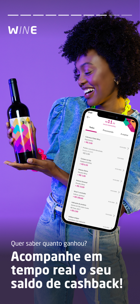 Wine: Loja e Clube de Vinhos - Une femme tenant une bouteille de vin et un smartphone affichant son solde cashback en temps réel dans l'application Vin.