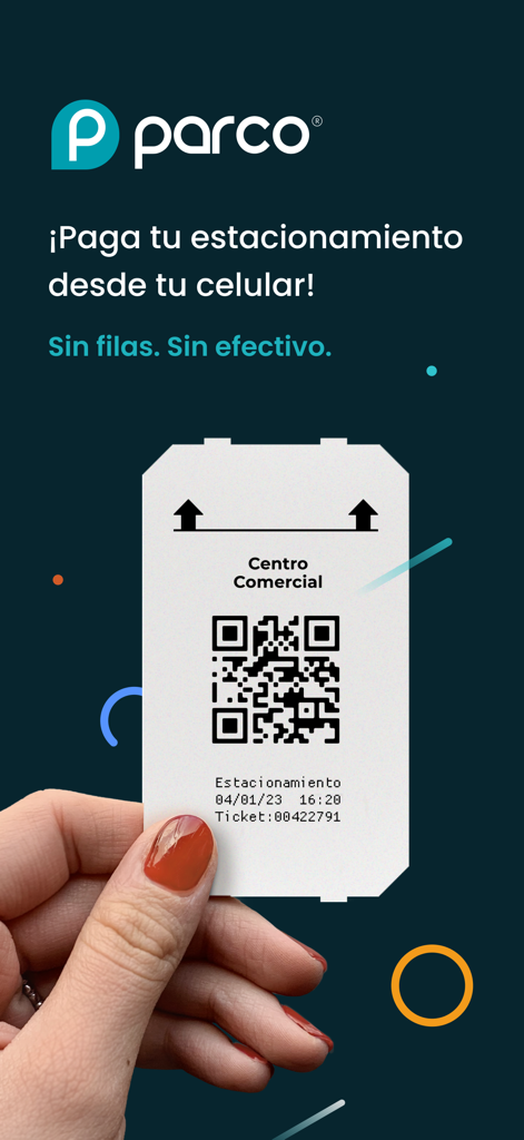 Mano sosteniendo un ticket de estacionamiento de centro comercial con un código QR en la interfaz de la app Parco.