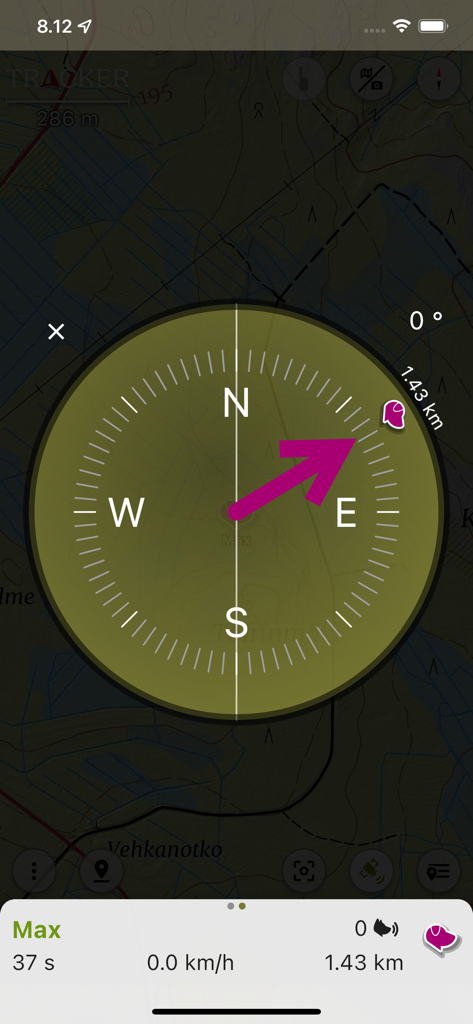 Tracker - for dogs and outdoor - Interfaccia di navigazione con bussola che mostra la localizzazione cani in tempo reale e la distanza su una mappa topografica