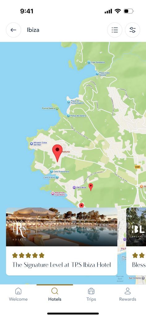 Palladium Hotel Group - Écran d'application mobile affichant une carte d'Ibiza avec l'emplacement des hôtels et une fiche présentant l'hôtel TRS Ibiza, classé cinq étoiles.