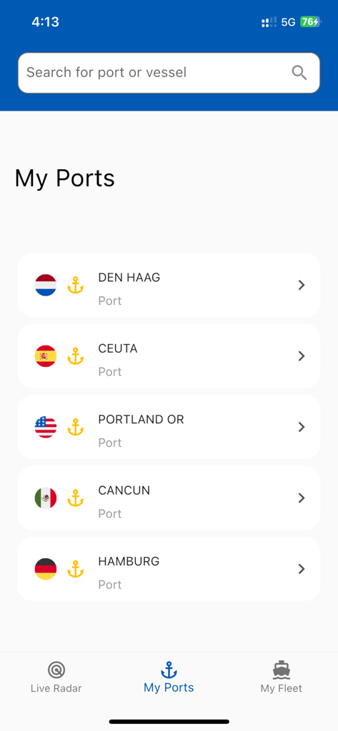 Ship Tracker - Interface do aplicativo Ship Tracker mostrando uma lista de portos globais salvos, incluindo Portland e Hamburgo