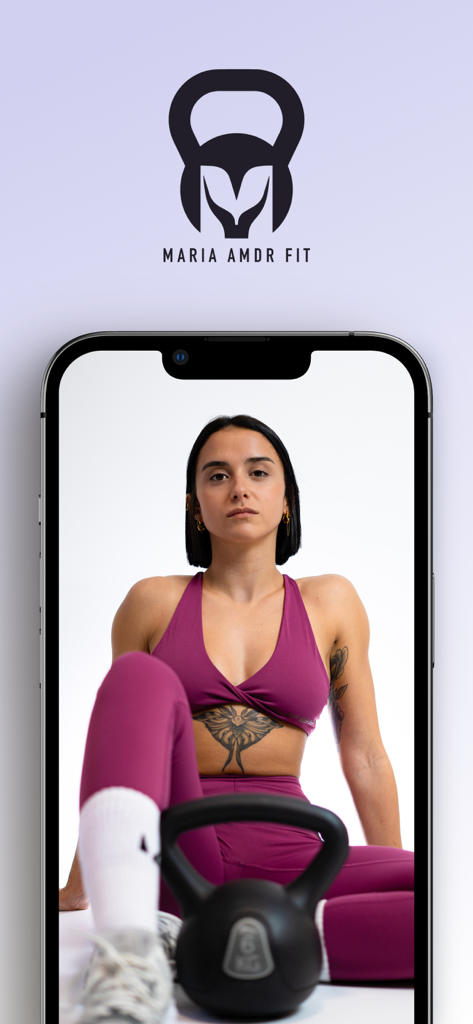 Pantalla de inicio de la aplicación de fitness Maria Amdr Fit con Maria Amador y una pesa rusa