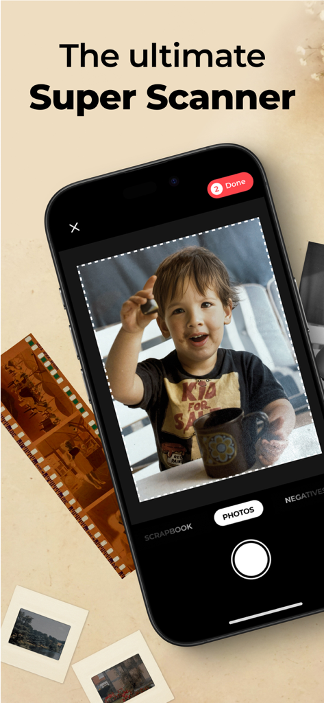 Un smartphone utilisant l'application Photomyne pour numériser une photo vintage physique d'un enfant