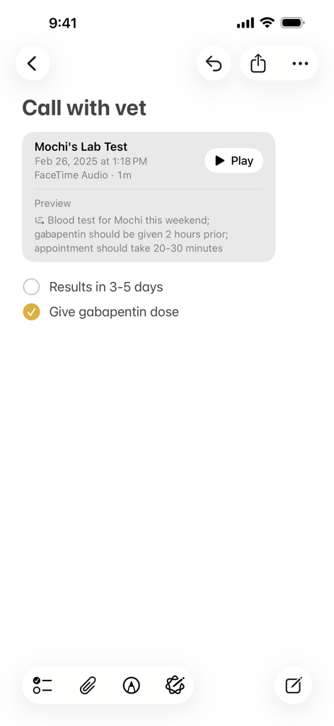 Una nota en Apple Notes que muestra una grabación de audio con una vista previa de texto y una lista de tareas marcadas para una visita al veterinario.