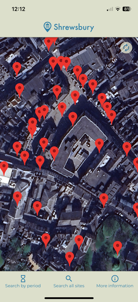 HistoMap Shrewsbury - ヒストマップ・シュルーズベリーアプリの衛星地図ビュー。多数の史跡を示す赤いピンが表示されています。