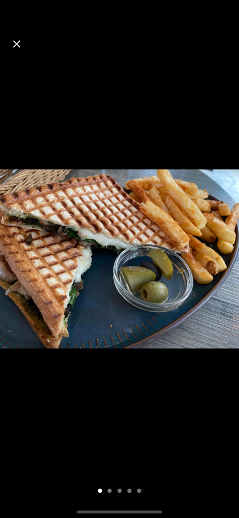 Fudo Note - 구운 파니니 샌드위치와 감자튀김, 올리브가 파란 접시에 담겨 제공됩니다.