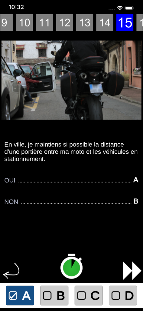 Examen Permis Moto - Code ETM - Question d'entraînement sur l'application Examen Permis Moto montrant une image situationnelle et des options à choix multiples pour l'examen théorique de moto.