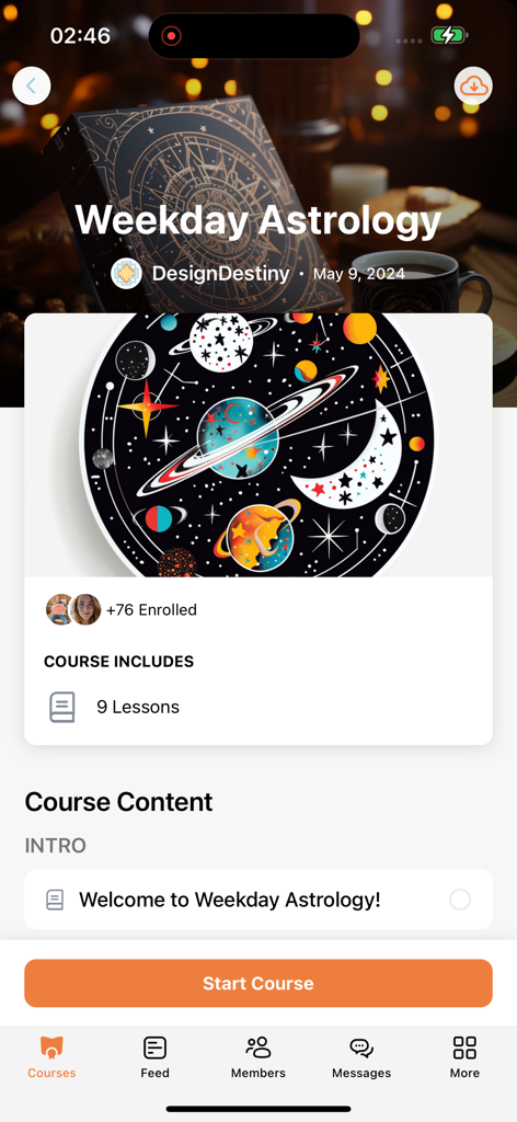 Ein mobiler Bildschirm, der die Kursdetails des Wochentags-Astrologie-Kurses im Design Destiny Studentenportal mit einer Planeten-Grafik und einem Kursstart-Button anzeigt.