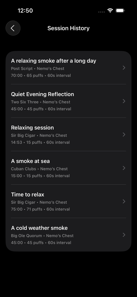 Schermata della cronologia delle sessioni in modalità scura che elenca la durata della fumata del sigaro e il conteggio dei puff.
