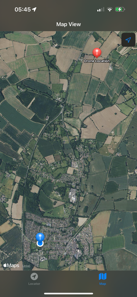 Drone Locator - Vista mappa satellitare nell'app Drone Locator che mostra un segnaposto rosso per la posizione del drone e un punto blu per la posizione del pilota su un paesaggio rurale.