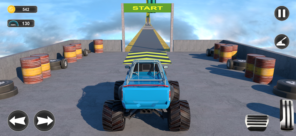 4x4 Monster Truck Games - Un camión monstruo azul posicionado al comienzo de una pista de acrobacias elevada.
