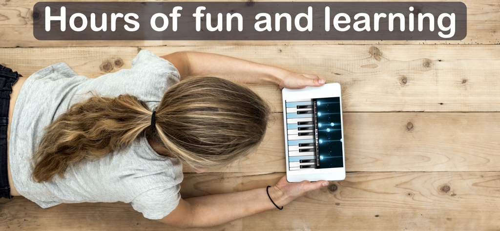 Une jeune fille allongée sur un plancher en bois jouant à l'application Piano Pro Avec Chansons sur sa tablette.