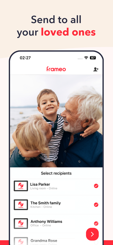 Interfaz de la aplicación Frameo que muestra una foto de abuelos y un niño con una lista de destinatarios familiares seleccionados