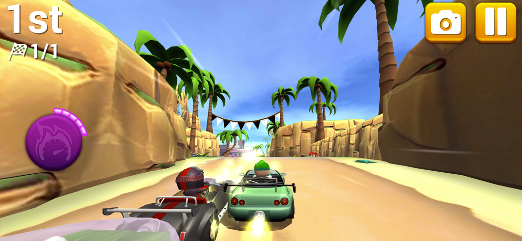 Rev Heads Rallyのゲームプレイ画面。2台のカートゥーンカーが、ヤシの木のある晴れた砂漠のトラックをレースしている。